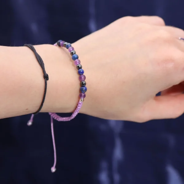 bG9jYWw6Ly9tZWRpYS85Si8yRC82MFIzMEMxRzZXVEsyRDlKL2I5NGFkOWY1LmpwZWc.webp Zodiac Crystal Candle with Gemstone Bracelet - Aquarious
