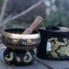 bG9jYWw6Ly9tZWRpYS85Sy82RC82MFIzMEMxRzZNVDM2RDlLLzgzMTMyYWUyLmpwZWc.webp Mini Singing Bowl Gift Set - Black