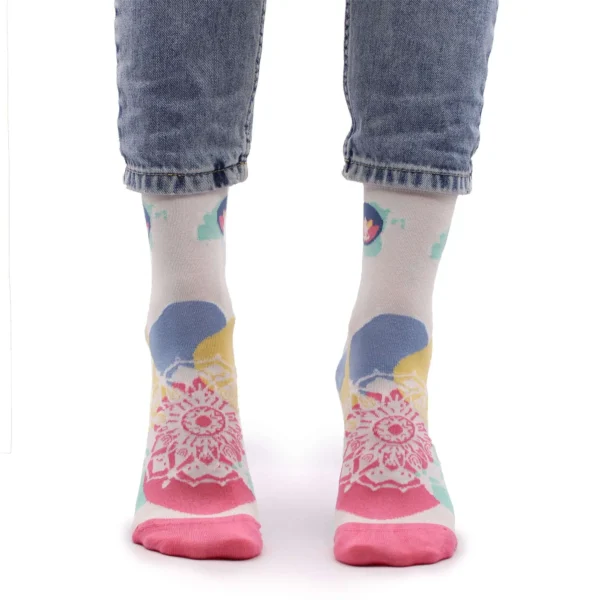 bG9jYWw6Ly9tZWRpYS85UC9KRC82MFIzMEMxRzZSVjNKRDlQL2NkZTU1NTdlLmpwZWc.webp Funky pink socks with blue jeans