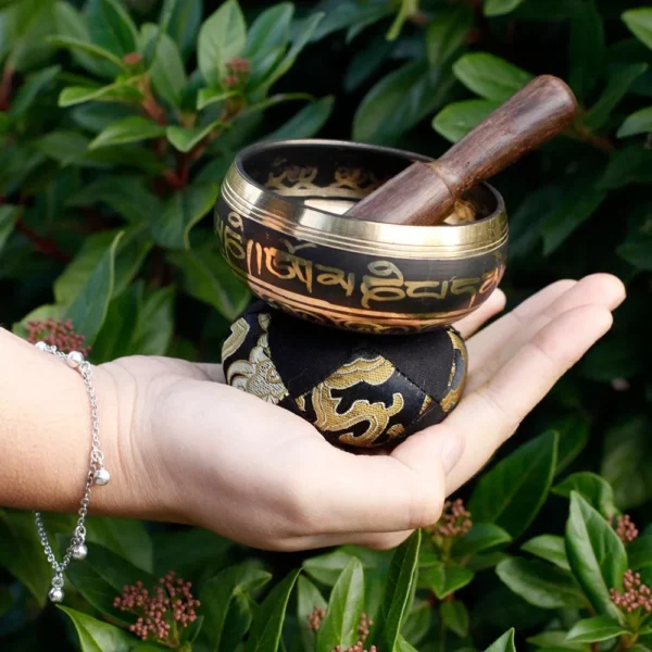 bG9jYWw6Ly9tZWRpYS85US82RC82MFIzMEMxRzZNVDM2RDlRLzhhMGFhMjVhLmpwZWc.webp Mini Singing Bowl Gift Set - Black