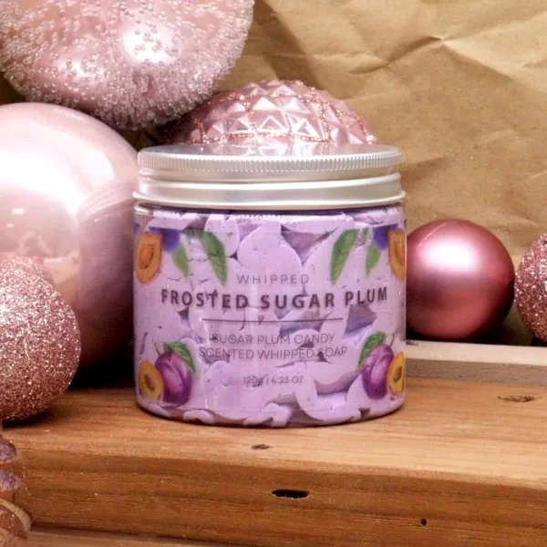 bG9jYWw6Ly9tZWRpYS8xSC80RC82MFIzMEMxRzZSV0s0RDFILzVhYjEzN2QxLmpwZWc.webp Gorgeous smelling candle Frosted Sugar Plum