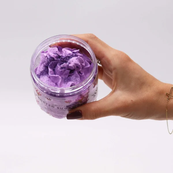 bG9jYWw6Ly9tZWRpYS8xSi80RC82MFIzMEMxRzZSV0s0RDFKL2I2ZWExYzJiLmpwZWc.webp Gorgeous smelling candle Frosted Sugar Plum