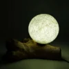 bG9jYWw6Ly9tZWRpYS8xSi80RC82MFIzMEMxSjY0VDM0RDFKLzNkNDc0NjMyLmpwZw.webp DriftGlow Lamp Cotton Luna Ivory Shade