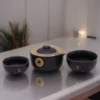 bG9jYWw6Ly9tZWRpYS8xTi9HRS82MFIzMEMxRzZXUzNHRTFOLzM1MTdmODlkLmpwZWc.webp Money Cat Teapot Set - Two Cups - Travel Pack - Black
