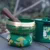 bG9jYWw6Ly9tZWRpYS9ITS82RC82MFIzMEMxRzZNVDM2REhNL2Y2ZDY0ODdmLmpwZWc.webp Mini Singing Bowl Gift Set - Green