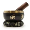 bG9jYWw6Ly9tZWRpYS9TSi9FQy82MFIzMEMxRzZSVktFQ1NKL2JiNzkxMGViLmpwZWc.webp Yoga Om Singing Bowl Set