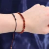 bG9jYWw6Ly9tZWRpYS9TUi8yRC82MFIzMEMxRzZXVEsyRFNSL2QxNGIyZGIwLmpwZWc.webp Zodiac Crystal Candle with Gemstone Bracelet - Leo