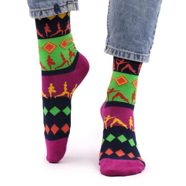 bG9jYWw6Ly9tZWRpYS9TUy9KQy82MFIzMEMxRzZSVjNKQ1NTLzA1OThiNWNkLmpwZWc.webp Funky socks with blue jeans