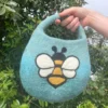 bG9jYWw6Ly9tZWRpYS85Ti9KRC82MFIzMEMxSDc0UzNKRDlOLzI2ZjExYjQxLmpwZWc.webp Water Felted Bee Bag - One Handle with Magnet - Blue Green