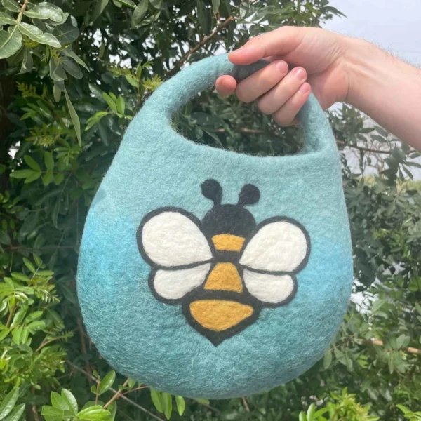 bG9jYWw6Ly9tZWRpYS85Ti9KRC82MFIzMEMxSDc0UzNKRDlOLzI2ZjExYjQxLmpwZWc.webp Water Felted Bee Bag - One Handle with Magnet - Blue Green