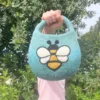 bG9jYWw6Ly9tZWRpYS85UC9KRC82MFIzMEMxSDc0UzNKRDlQLzQwY2IzOWI1LmpwZWc.webp Water Felted Bee Bag - One Handle with Magnet - Blue Green