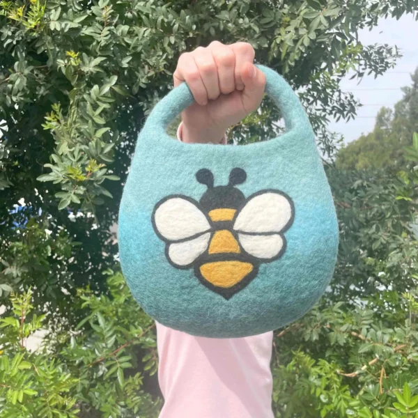 bG9jYWw6Ly9tZWRpYS85UC9KRC82MFIzMEMxSDc0UzNKRDlQLzQwY2IzOWI1LmpwZWc.webp Water Felted Bee Bag - One Handle with Magnet - Blue Green
