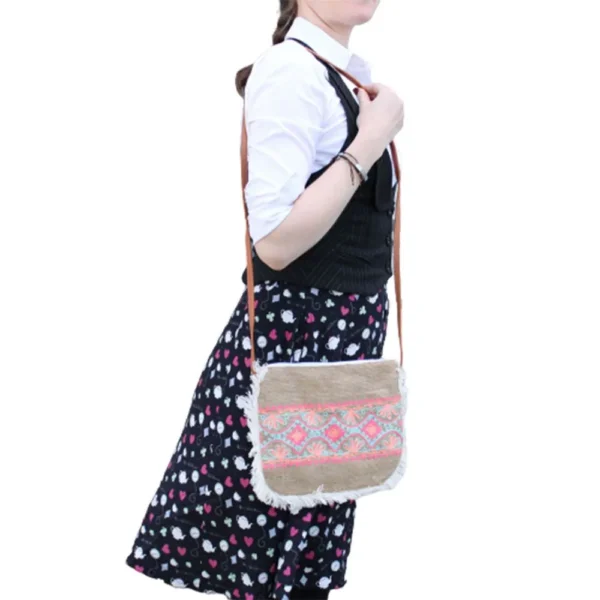 bG9jYWw6Ly9tZWRpYS85UC9KRS82MFIzMEMxRzZNV0tKRTlQL2QzODYxMmE2LmpwZWc.webp Fab Fringe Bag - Elephant Embroidery