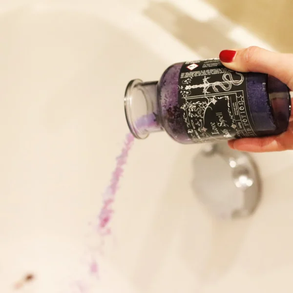 bG9jYWw6Ly9tZWRpYS85US8wRS82MFIzMEMxSjY0U0swRTlRL2ViNTAzNjg3LmpwZw.webp Ancient Witch Bath Spell Potion and Rose Quartz Crystal Amulet - Love