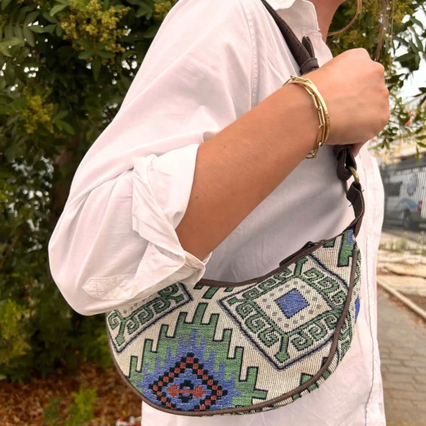 bG9jYWw6Ly9tZWRpYS8xSC9FRC82MFIzMEMxRzZXVDNFRDFIL2E3OGE5MDc1LmpwZWc.webp Jacquard Hobo Bag - Geo-Green (brown strap)