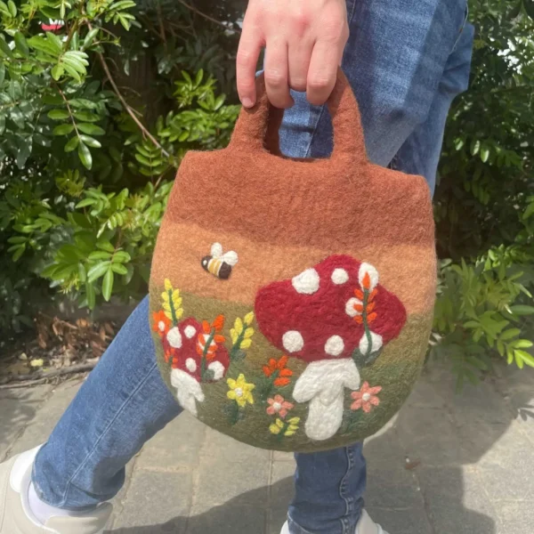 bG9jYWw6Ly9tZWRpYS8xSy9KRC82MFIzMEMxSDc0UzNKRDFLLzM2MDExMDYyLmpwZWc.webp Mushroom Garden Felted Bag
