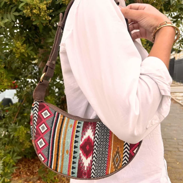 bG9jYWw6Ly9tZWRpYS9TSy9FQy82MFIzMEMxRzZXVDNFQ1NLLzBlZjRjOWVmLmpwZWc.webp Jacquard Hobo Bag - Rich Browns (brown strap)