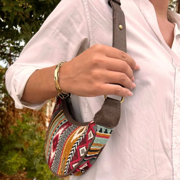 bG9jYWw6Ly9tZWRpYS9TUC9FQy82MFIzMEMxRzZXVDNFQ1NQLzQwOGJlNWEyLmpwZWc.webp Jacquard Hobo Bag - Rich Browns (brown strap)