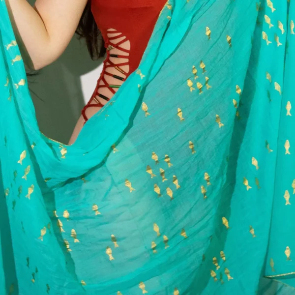 bG9jYWw6Ly9tZWRpYS9TUi8wRC82MFIzMEMxSDc0VEswRFNSLzI2ZTYxNDNhLmpwZWc.webp Nomad Sari On the Med Collection - Pareo - Turquoise and Gold Fish Design
