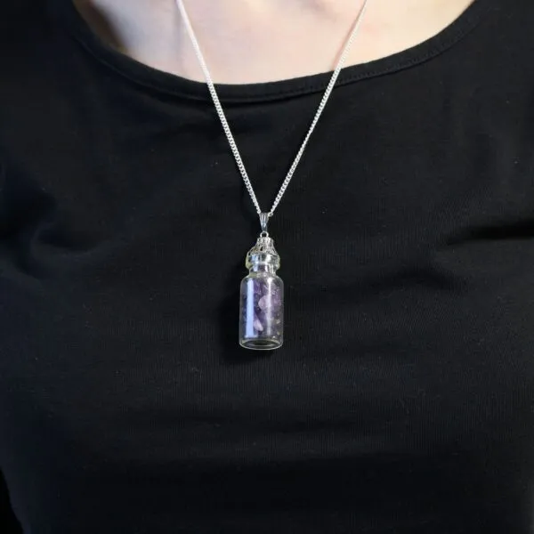bG9jYWw6Ly9tZWRpYS85Ti84RS82MFIzMEMxRzZSVks4RTlOLzc5MzY3ZjI5LmpwZWc.webp Bottled Gemstones Necklace - Amethyst
