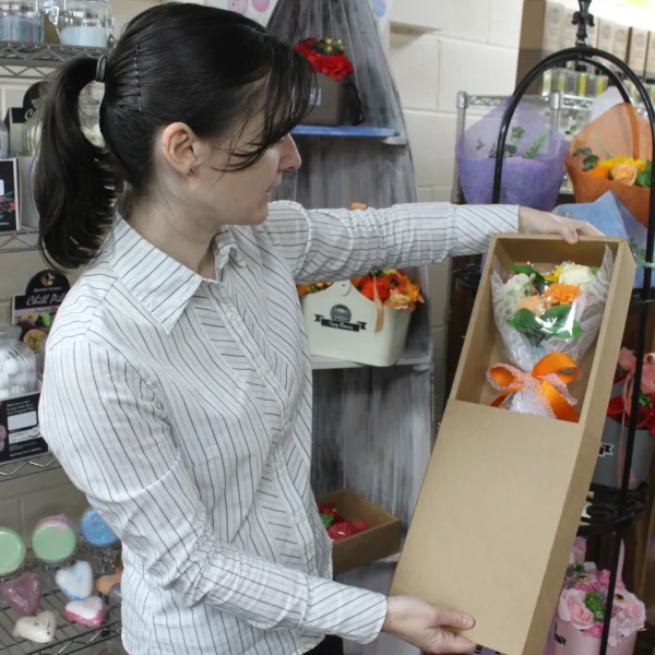 bG9jYWw6Ly9tZWRpYS8xUC9FRC82MFIzMEMxRzZHV0tFRDFQL2ExMjgwYWYyLmpwZWc-4.webp Red Boxed Hand Soap Flower Bouquet - Special