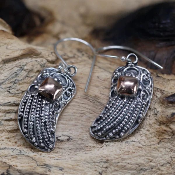 bG9jYWw6Ly9tZWRpYS8xUC9KQy82MFIzMEMxRzZNVEtKQzFQL2MzNTNlYjljLmpwZWc.webp Silver and Gold Earring - Angel Wings