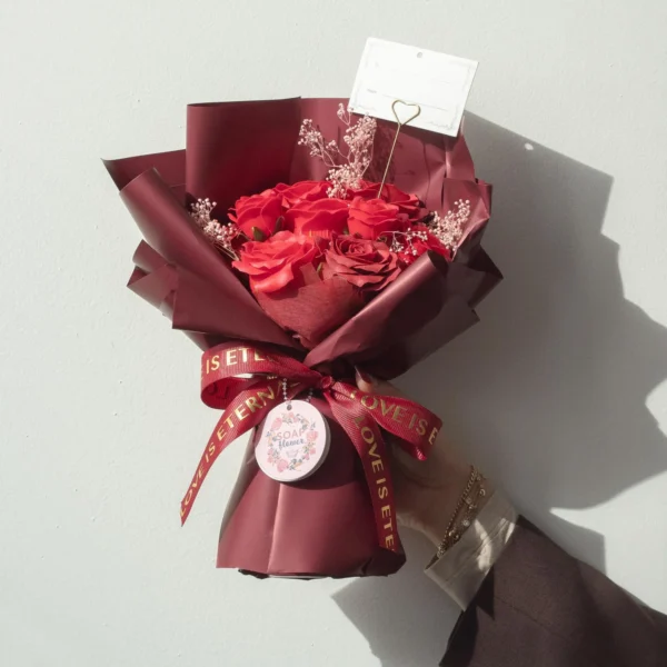 bG9jYWw6Ly9tZWRpYS8xUi8wRS82MFIzMEMxSjY0U0swRTFSLzA1MzIwYWZlLmpwZw.webp Large Red Roses Bouquet - Love is Eternal - Gift Card