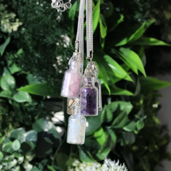 bG9jYWw6Ly9tZWRpYS8xUy84RS82MFIzMEMxRzZSVks4RTFTL2NkMmFjMjJjLmpwZWc-2.webp Bottled Gemstones Necklace - Amethyst