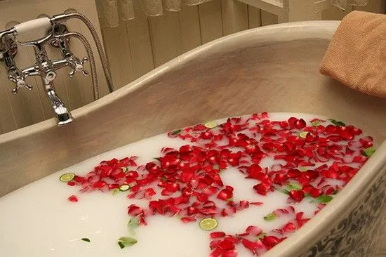 bG9jYWw6Ly9tZWRpYS9ISi8yQy82MFIzMEMxRzZDUzMyQ0hKL2MzNWQ4NjEyLmpwZWc-9.webp Set of 3 Soap Flower Heart Box - Blue Wedding Roses