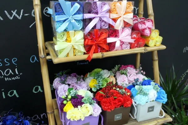 bG9jYWw6Ly9tZWRpYS9TTi9BQy82MFIzMEMxRzZHVjNBQ1NOL2UwZDFhMTBmLmpwZWc-3.webp Set of 3 Soap Flower Heart Box - Spring Roses
