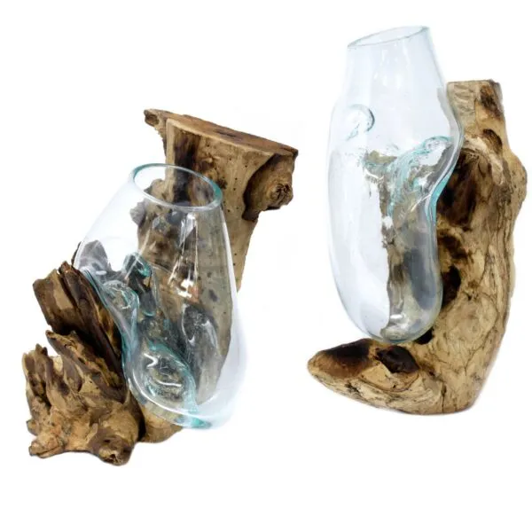 bG9jYWw6Ly9tZWRpYS8xUC84RC82MFIzMEMxRzZNU0s4RDFQLzNmYjUxYTZiLmpwZWc.webp Molten glass vases fused to natural driftwood bases, creating rustic coastal decorative art pieces.