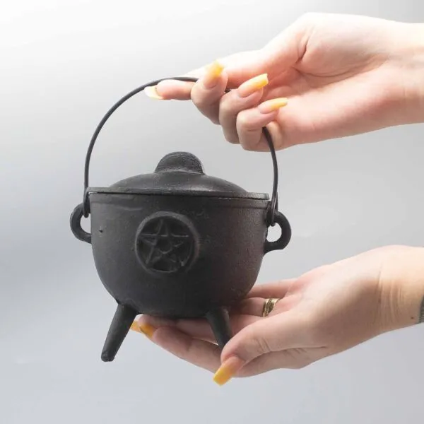 bG9jYWw6Ly9tZWRpYS85US9FRC82MFIzMEMxRzZSV0tFRDlRLzNlM2E5NzU5LmpwZWc.webp Cast Iron Cauldron with Pentagon 11x13cm