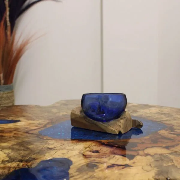 bG9jYWw6Ly9tZWRpYS85Uy9BRC82MFIzMEMxRzZSVjNBRDlTLzgyNzhiN2NmLmpwZWc.webp Molton Glass Mini Blue Bowl on Wood