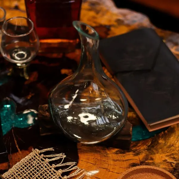 bG9jYWw6Ly9tZWRpYS85Uy9BRS82MFIzMEMxSjY0UktBRTlTL2ZmNTA5ZjY1LmpwZw.webp Molten Glass Mini Decanter on Wood 20cm