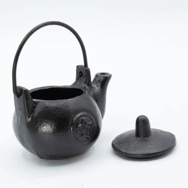 bG9jYWw6Ly9tZWRpYS8xSi80RC82MFIzMEMxSjZDUks0RDFKLzYzNmRlYjIzLmpwZw.webp Small Cast Iron Ritual Pot with Pentagon 8x8x10cm