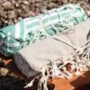 bG9jYWw6Ly9tZWRpYS8xSy80RC82MFIzMEMxRzZNVzM0RDFLLzM2MjM2ODZjLmpwZWc-1.webp Cotton Pario Throw - 100x180 cm - Picnic Green