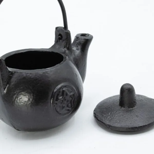 bG9jYWw6Ly9tZWRpYS8xSy80RC82MFIzMEMxSjZDUks0RDFLL2QwY2JhYTQwLmpwZw.webp Small Cast Iron Ritual Pot with Pentagon 8x8x10cm