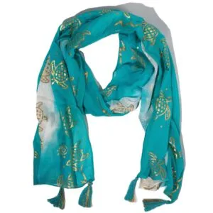 bG9jYWw6Ly9tZWRpYS8xSy9KRC82MFIzMEMxSjY4UjNKRDFLLzZhNDI3OTRlLmpwZw.webp Nomad Sari Summer Turtle Print Scarf – Turquoise (180×50 cm)
