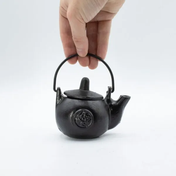 bG9jYWw6Ly9tZWRpYS8xTS80RC82MFIzMEMxSjZDUks0RDFNLzkyYWVlNDBiLmpwZw.webp Small Cast Iron Ritual Pot with Pentagon 8x8x10cm