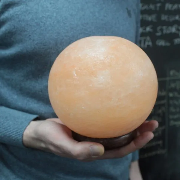 bG9jYWw6Ly9tZWRpYS8xUC80RC82MFIzMEMxSDY4UzM0RDFQLzczMmEyZmNmLmpwZWc.webp Salt Lamp Ball - Big Wooden Base