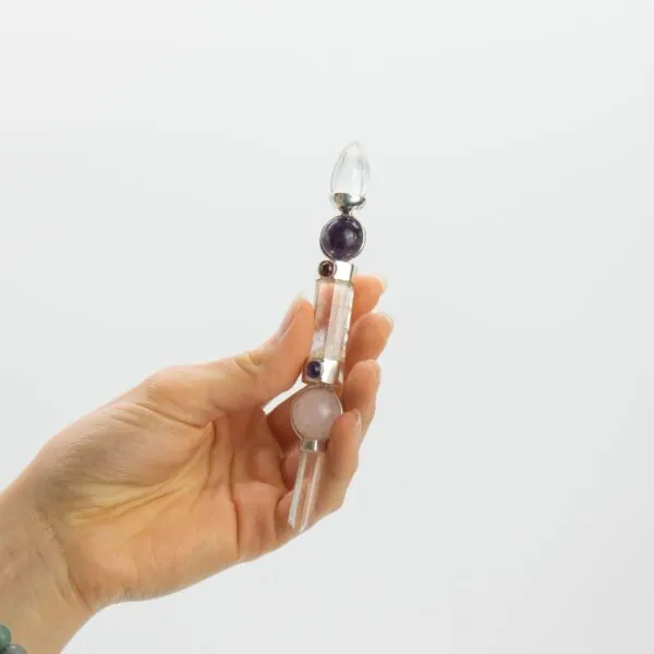 bG9jYWw6Ly9tZWRpYS8xUC82Qy82MFIzMEMxSjZNUjM2QzFQL2JmOGY5MGJiLmpwZw.webp Axis of Grace Wand - Amethyst and Rose Quartz Spheres, Quartz Shaft - 12cm