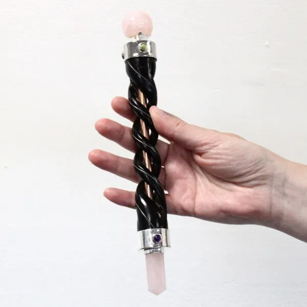 bG9jYWw6Ly9tZWRpYS8xUS9HRC82MFIzMEMxRzZSUktHRDFRLzA5MzM4NGE4LmpwZWc-4.webp Spiral Carving Healing Wand - Copper Wire Rose Quartz