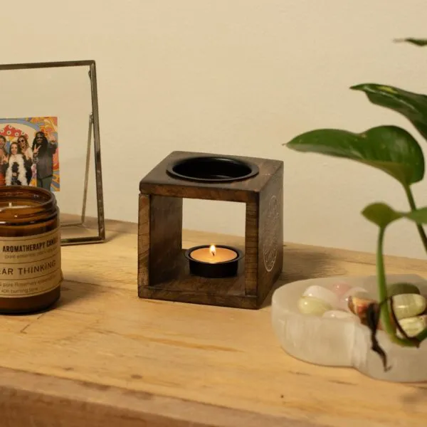 bG9jYWw6Ly9tZWRpYS8xUi80RC82MFIzMEMxSjY0Vks0RDFSL2U2M2Q3MjFlLmpwZw.webp Large Square Mango Wood Oil Burner- Buddha Face
