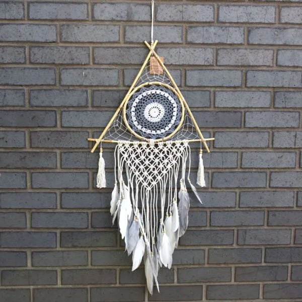 bG9jYWw6Ly9tZWRpYS9ISy9HRC82MFIzMEMxRzZNV0tHREhLL2FiMjM4NWZiLmpwZWc.webp Protection Dream Catcher - Lrg Macrame Pyramid White/Grey