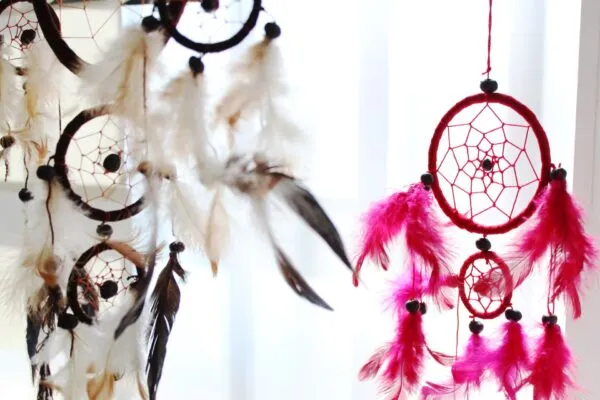 bG9jYWw6Ly9tZWRpYS9ITS9FQy82MFIzMEMxRzZHVDNFQ0hNLzY2ZGVkYjJjLmpwZWc.webp Bali Dreamcatchers - Small Heart - Black/White/Red