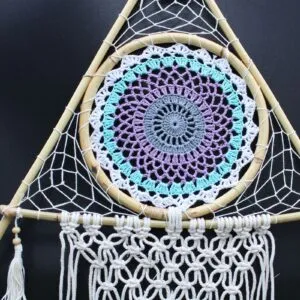 bG9jYWw6Ly9tZWRpYS9IUS9HRC82MFIzMEMxRzZNV0tHREhRLzJjYzI4OWMxLmpwZWc.webp Protection Dream Catcher - Lrg Macrame Pyramid White/Turquoise