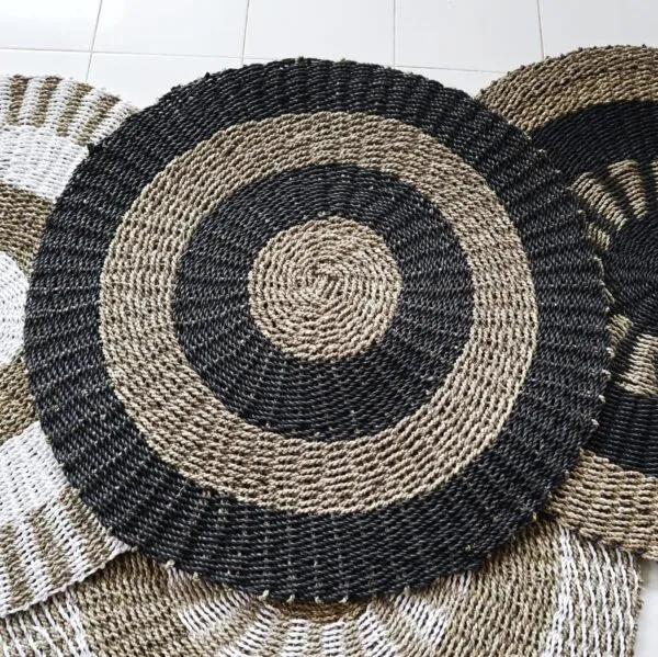 bG9jYWw6Ly9tZWRpYS85Ry8wRS82MFIzMEMxRzZSVDMwRTlHL2ZmMzYwMGM0LmpwZWc.webp Round Seagrass Black and Tan - Circles - 1m