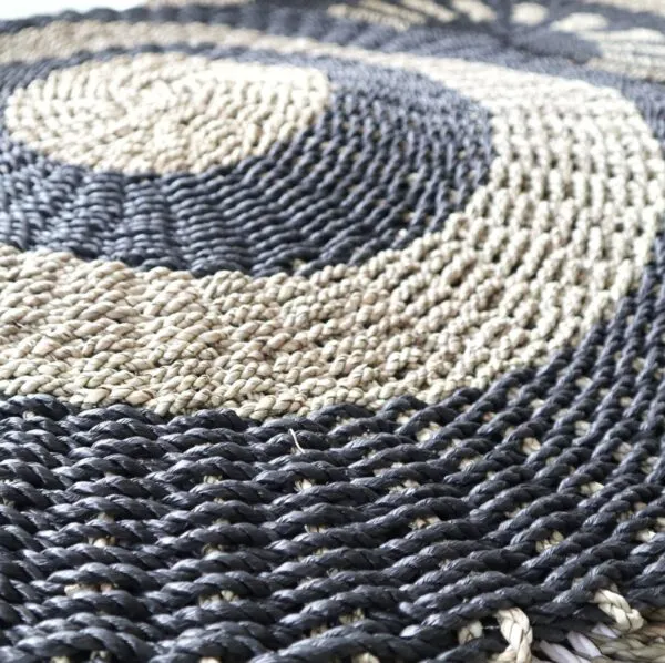 bG9jYWw6Ly9tZWRpYS85SC8wRS82MFIzMEMxRzZSVDMwRTlILzY2MTY5NmViLmpwZWc.webp Round Seagrass Black and Tan - Circles - 1m