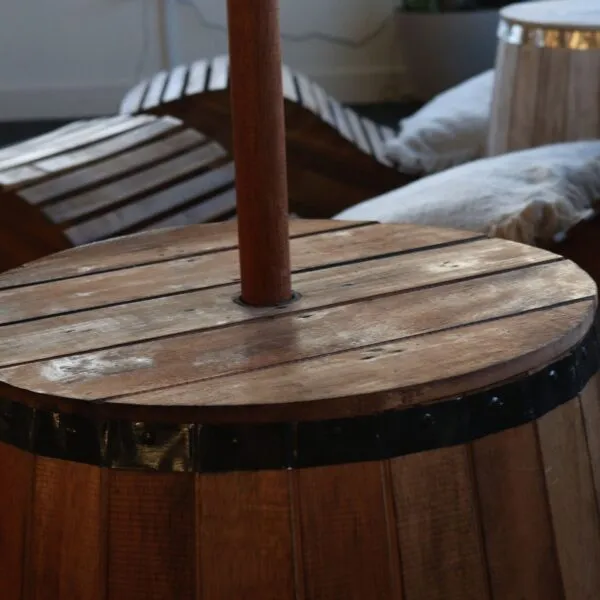bG9jYWw6Ly9tZWRpYS85Si82RS82MFIzMEMxRzZXVEs2RTlKL2FiYWUzOTIyLmpwZWc-1.webp Beer Barrel Stool and Parasol Stand – Natural Wood 38 x 32 cm