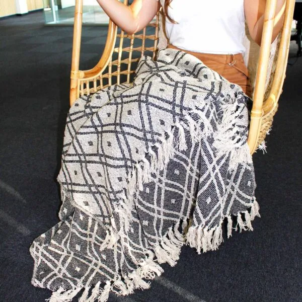 bG9jYWw6Ly9tZWRpYS85Sy9HQy82MFIzMEMxRzZSV0tHQzlLLzg1NDBkYjk1LmpwZWc.webp Boho Comfort Throws - Black and Biege Regency